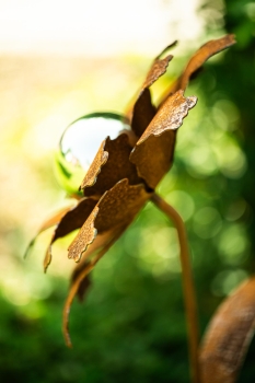 Gartenstecker Blume mit Edelstahlkugel