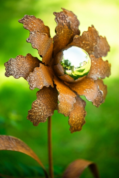 Gartenstecker Blume mit Edelstahlkugel